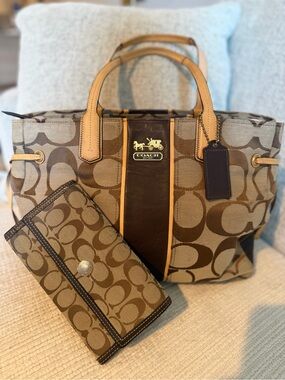 Coach Kelsey Sig Canvas Tote & Hamptons Sig Wallet 11x15